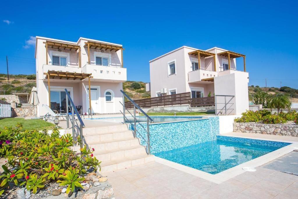 Regina - Double Pool Paradise * Lakhania