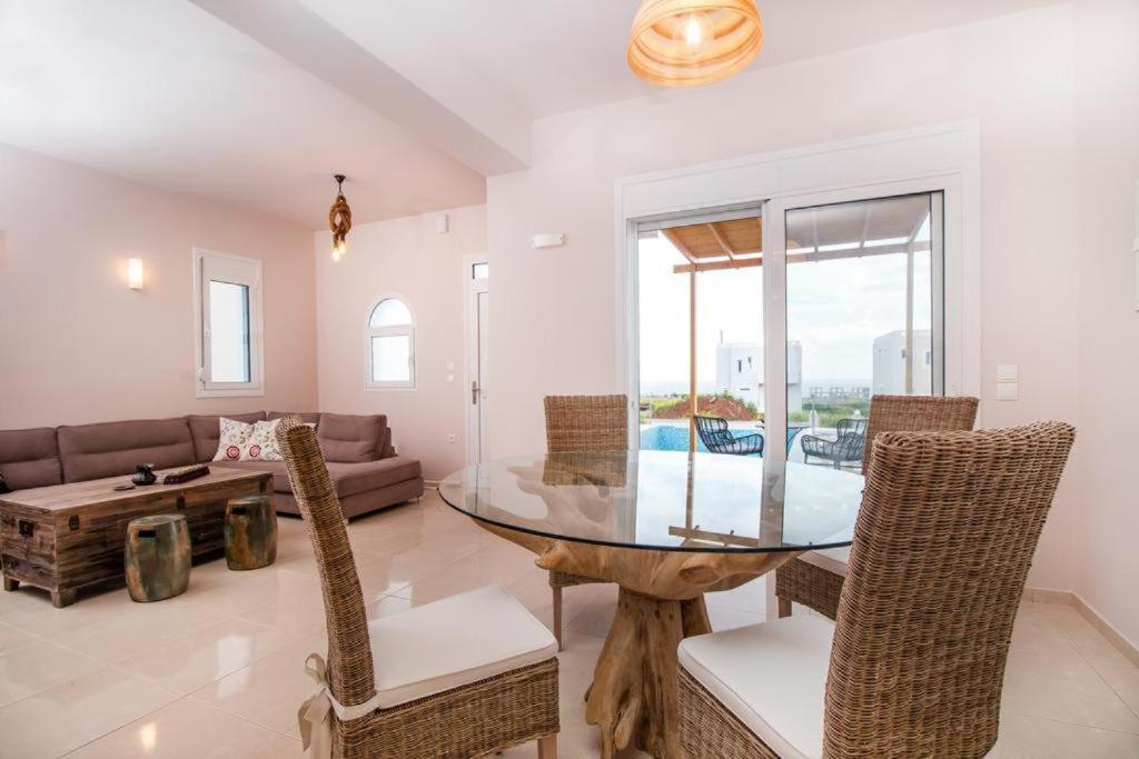 Regina - Double Pool Paradise * Lakhania