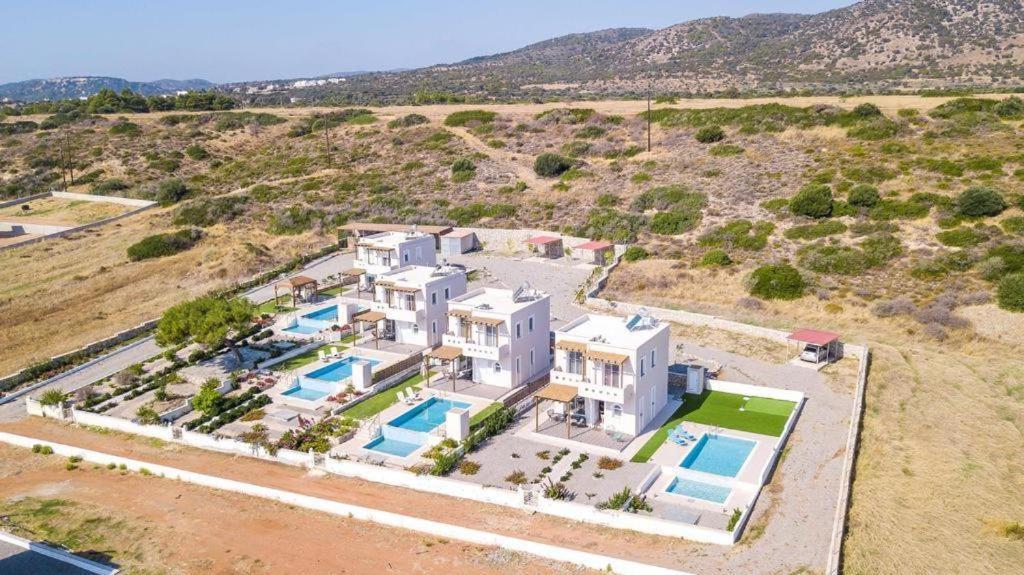 Regina - Double Pool Paradise Vila Lakhania