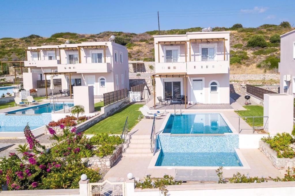 Regina - Double Pool Paradise Vila Lakhania